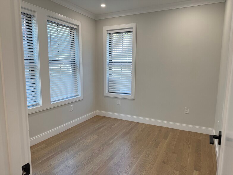 Building Photo - 281 Lamartine St