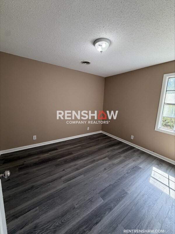 Building Photo - 16 Red Oak Cove