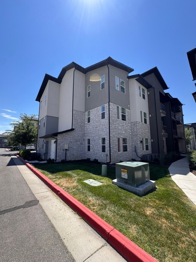 Building Photo - 461 W 40 S