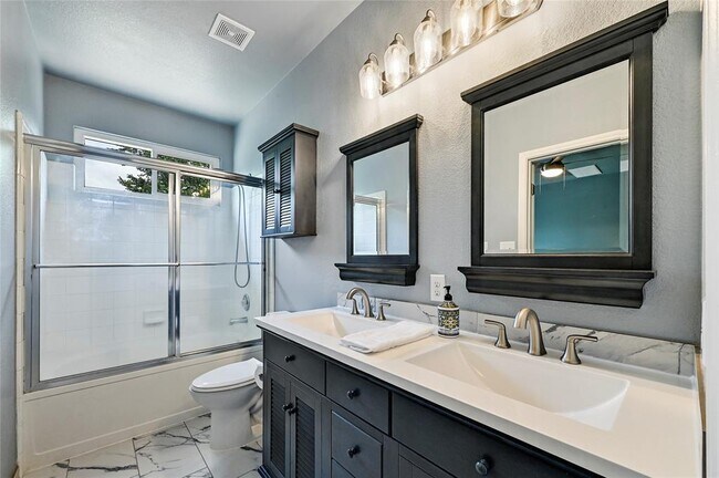 Building Photo - 808 N Creek Blvd