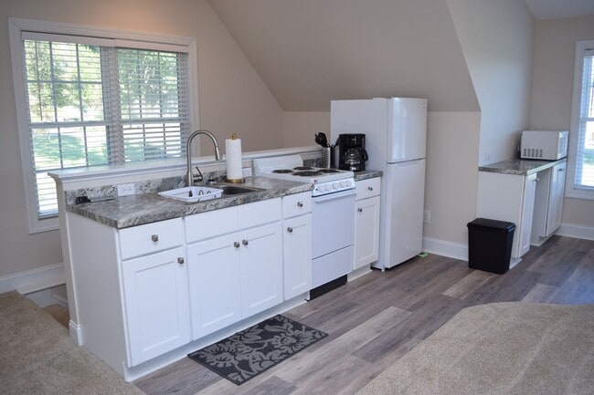 Building Photo - Lake Front 1 Bedroom Apartment - Large Garage & Boat Parking