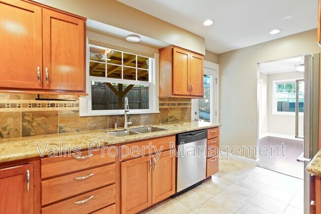 Building Photo - 1025 Terrace Dr NW