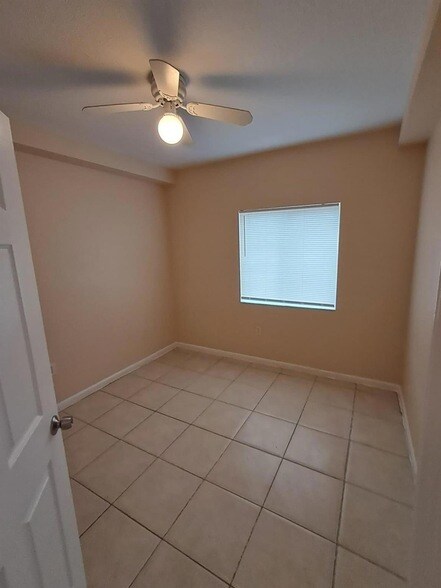 Building Photo - 1157 Golden Lakes Blvd