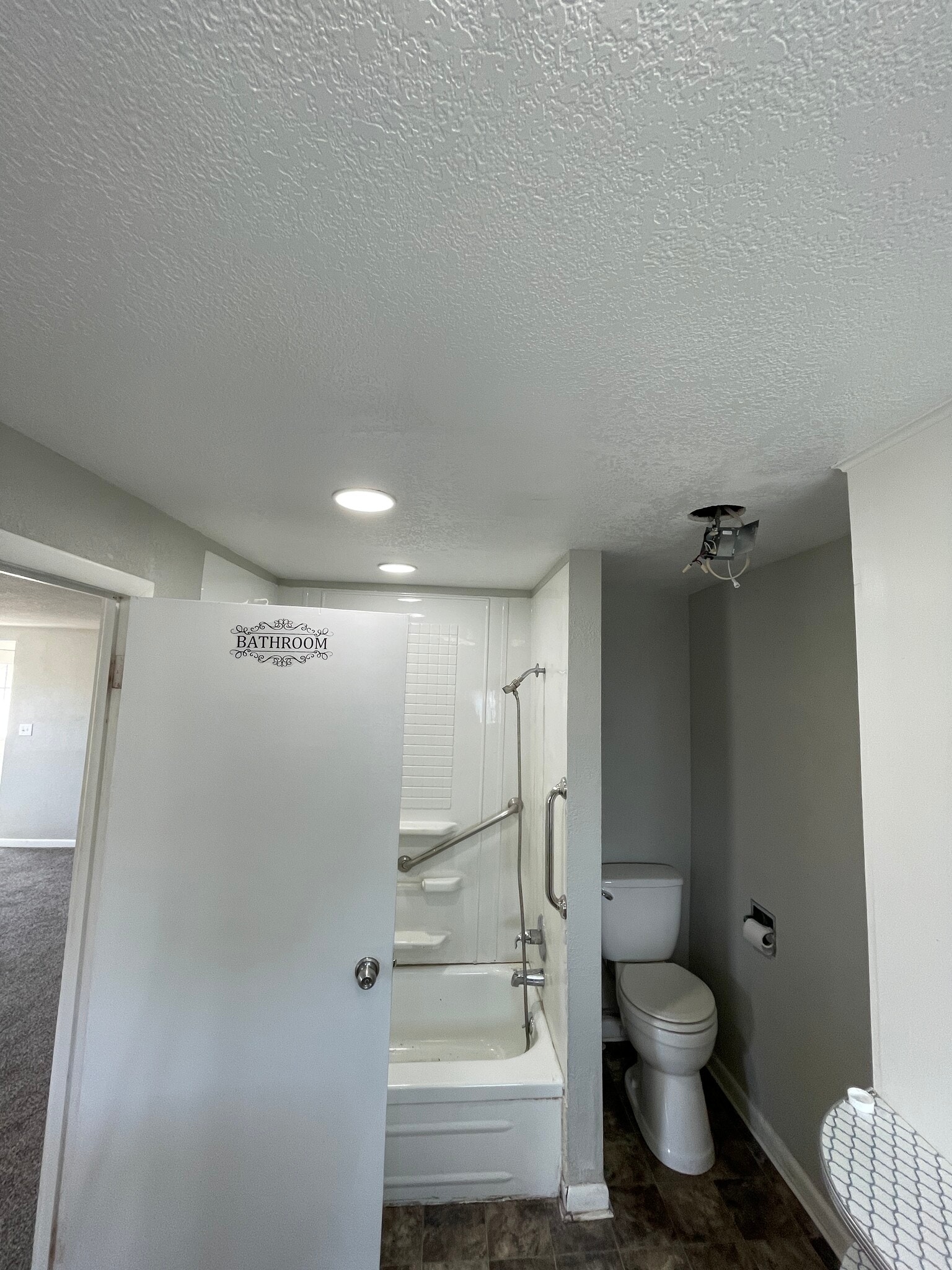 *Please note- NEW shower surround has been installed - 529 S Gault St