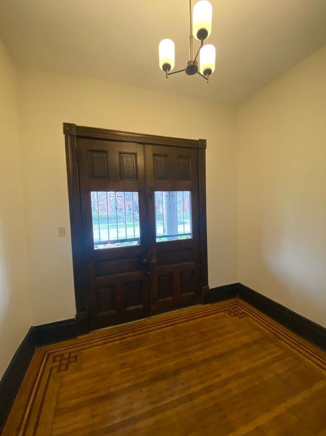 Building Photo - 1708