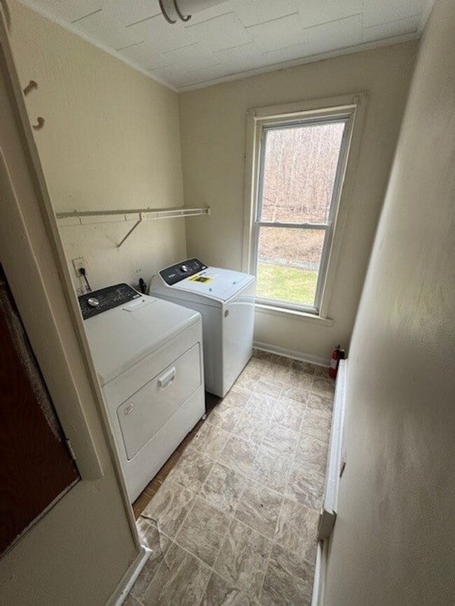 Building Photo - 2 bedroom 1 bathroom