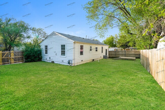 Building Photo - 2471 N Pittsburg Ave