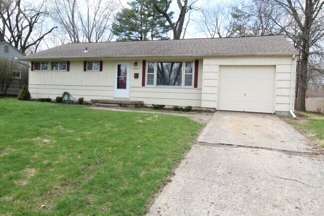 Building Photo - 3 Bedroom 1 Bath Home In Overland Park