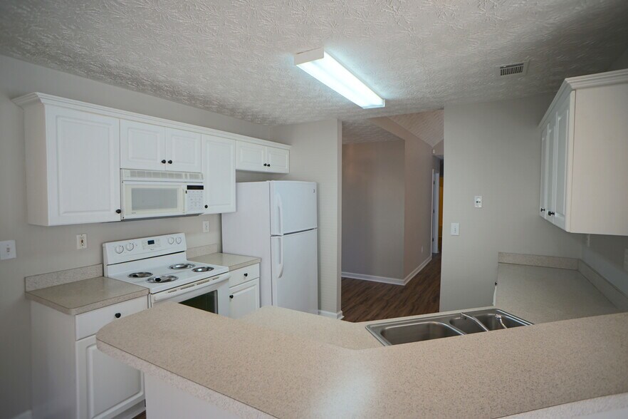 Crisp, clean and spacious kitchen - 11 Spring Valley Cove