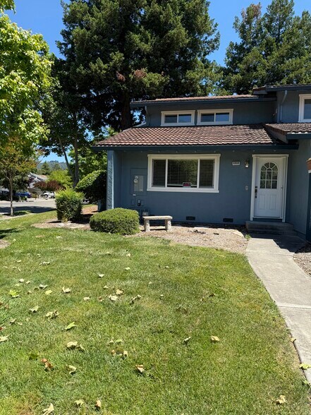 Building Photo - 4994 Country Club Dr