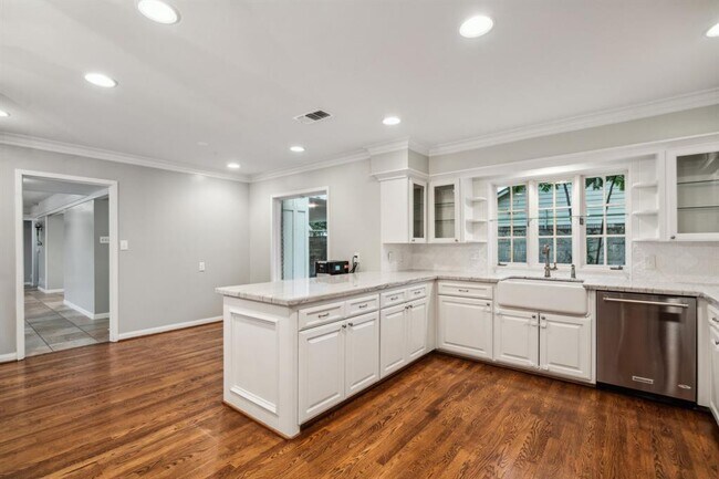 Building Photo - 5659 Chevy Chase Dr