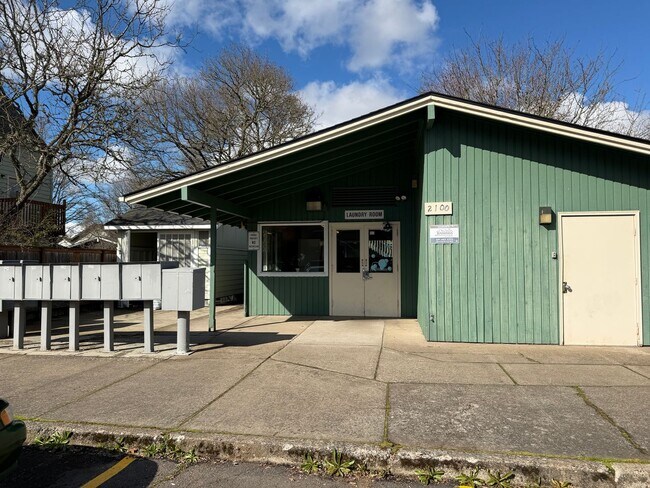 Building Photo - Updated 2 bedroom 1 bath duplex in Eugene!  $200 OFF YOUR FIRST MONTH'S RENT!