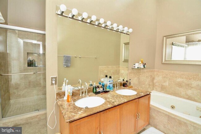Building Photo - 6153 Summer Park Ln