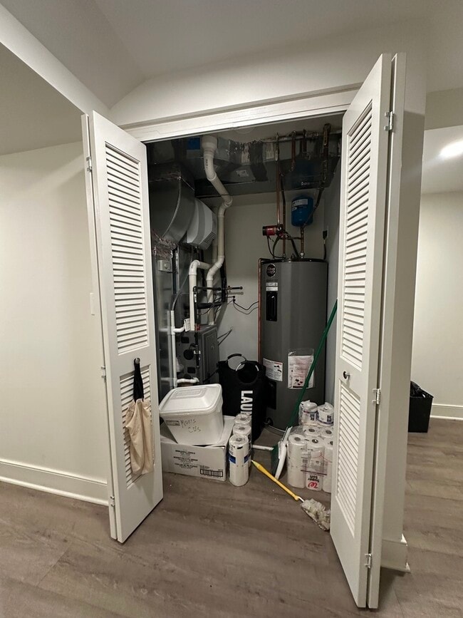 Building Photo - 2329 W Monroe St