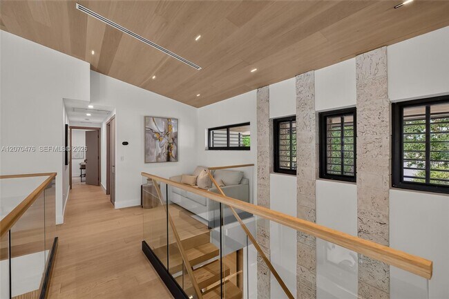 Building Photo - 3343 NE 166th St