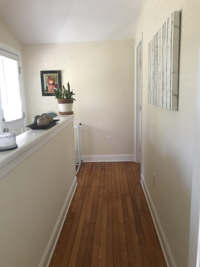 Building Photo - 1529 Thomas Ave