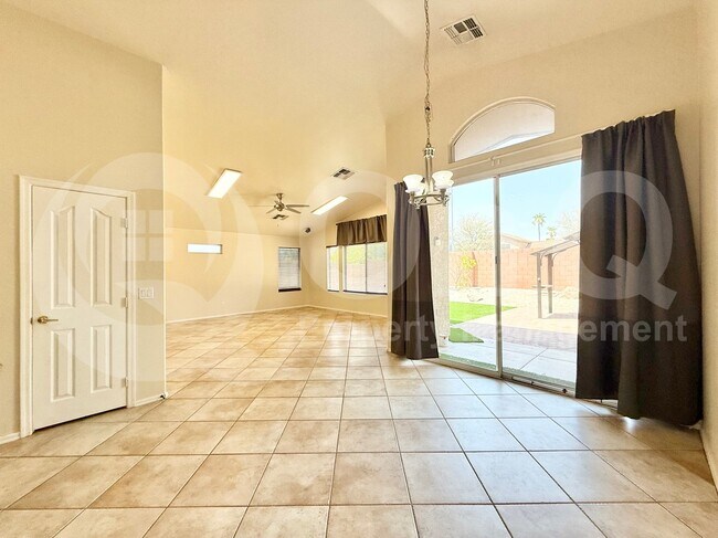 Building Photo - 4234 E Redwood Ln