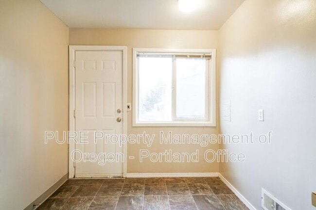 Building Photo - 7008 N Amherst St