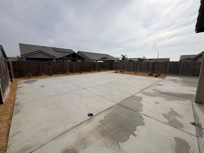 Building Photo - SE Visalia home Rent Ready!