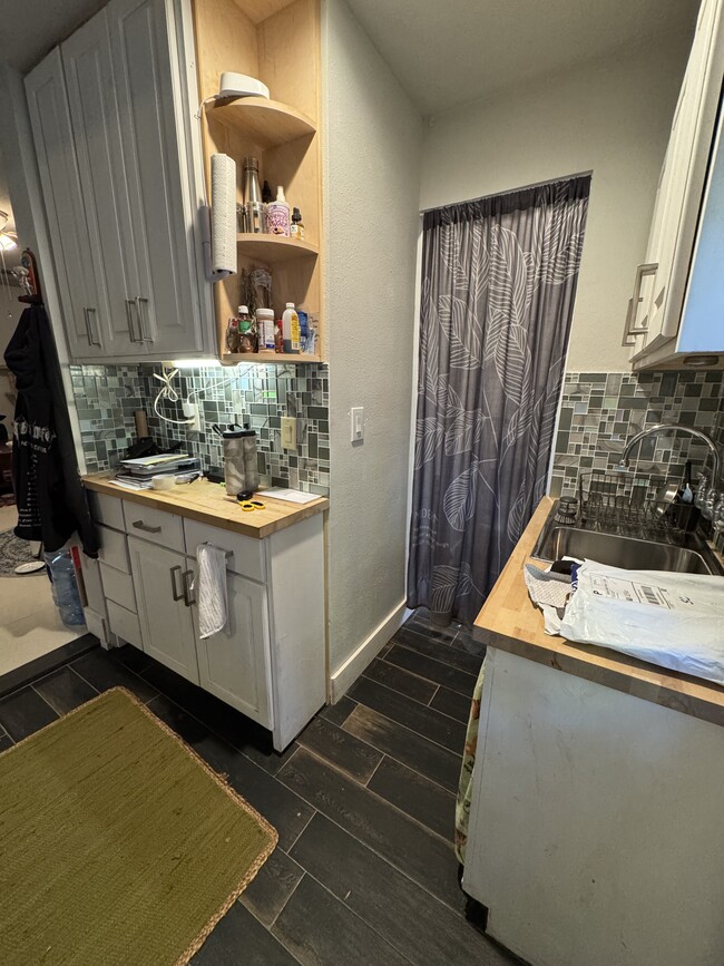 mudroom from entrance view - 145 S Maxwell Creek Rd