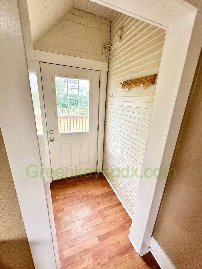 Building Photo - 2-Bedroom House with Fully Fenced Backyard...