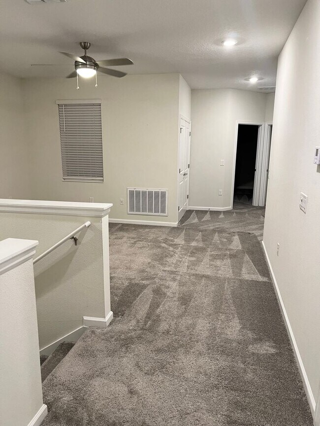 Building Photo - Incredible 5 Bedroom, 3 Bath Town home wit...