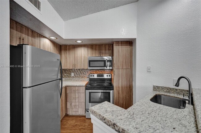 Building Photo - 417 Vista Isles Dr