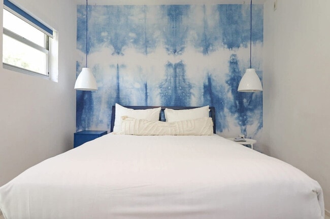 Building Photo - 250 Collins Ave