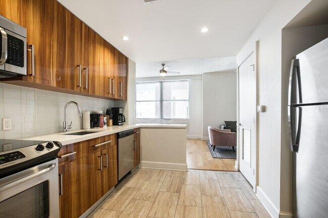 Building Photo - 925 Common St