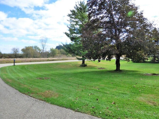 Building Photo - 3BR 1BA Farmhouse!