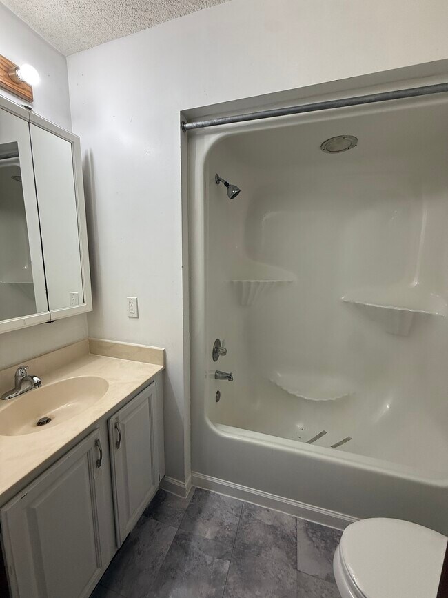 Building Photo - 4711 Highview Ct