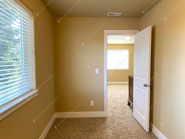 Building Photo - SW Bend Home Close to Old Mill & Deschutes River Trail