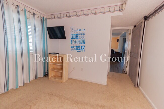 Building Photo - Furnished or Unfurnished Condo blocks from the beach