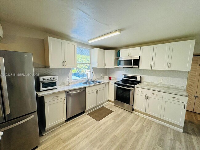 Building Photo - 2205 Roosevelt St