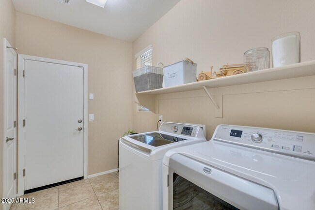 Building Photo - 21450 W Almeria Rd