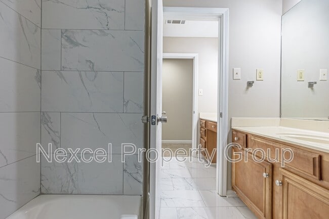 Building Photo - 6730 Racquet Club Dr
