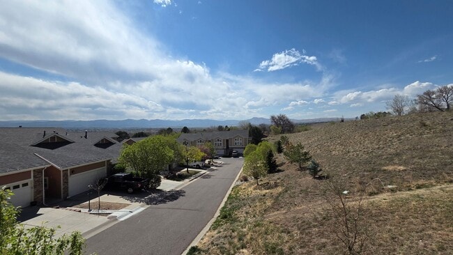 Building Photo - Modern 4 Bedroom 5 Bath Townhome - With Lots of Natural Light and Great Views!