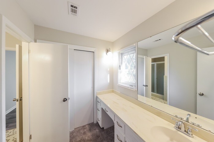 Building Photo - 3411 Royal Carriage Dr