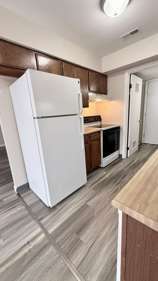 Building Photo - Updated Two Bed Townhome