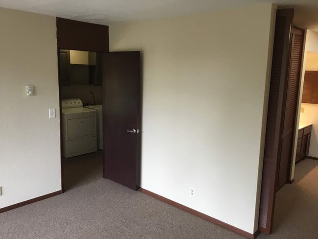 Building Photo - Beautiful 2 Bedroom, 2.5Bathroom Duplex Located Near Amazon Park
