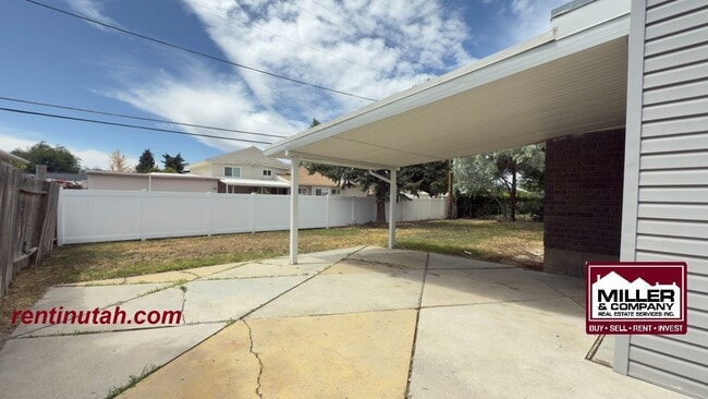 Building Photo - 1625 Paradise Ln