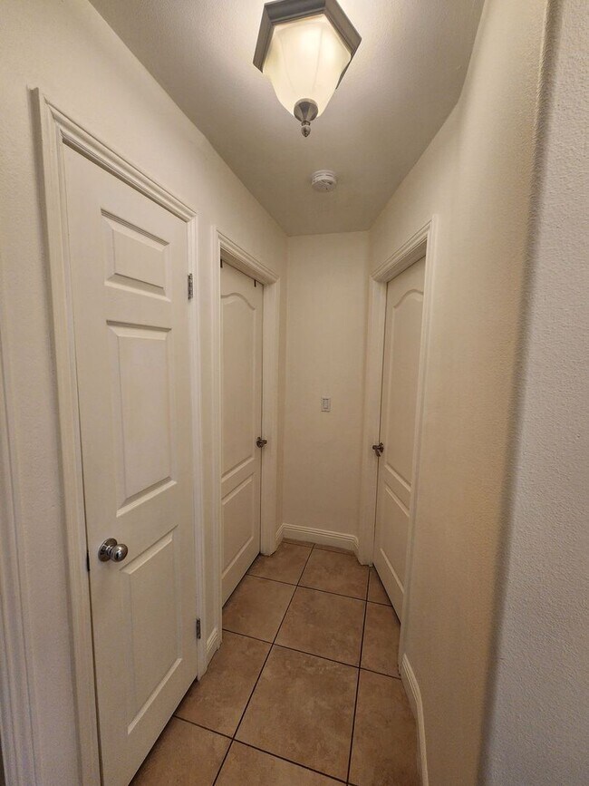 Building Photo - Fully Furnished 3 Bedroom Home w/ Covered ...