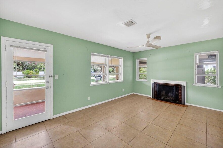 Building Photo - 841 SW 18th Ct