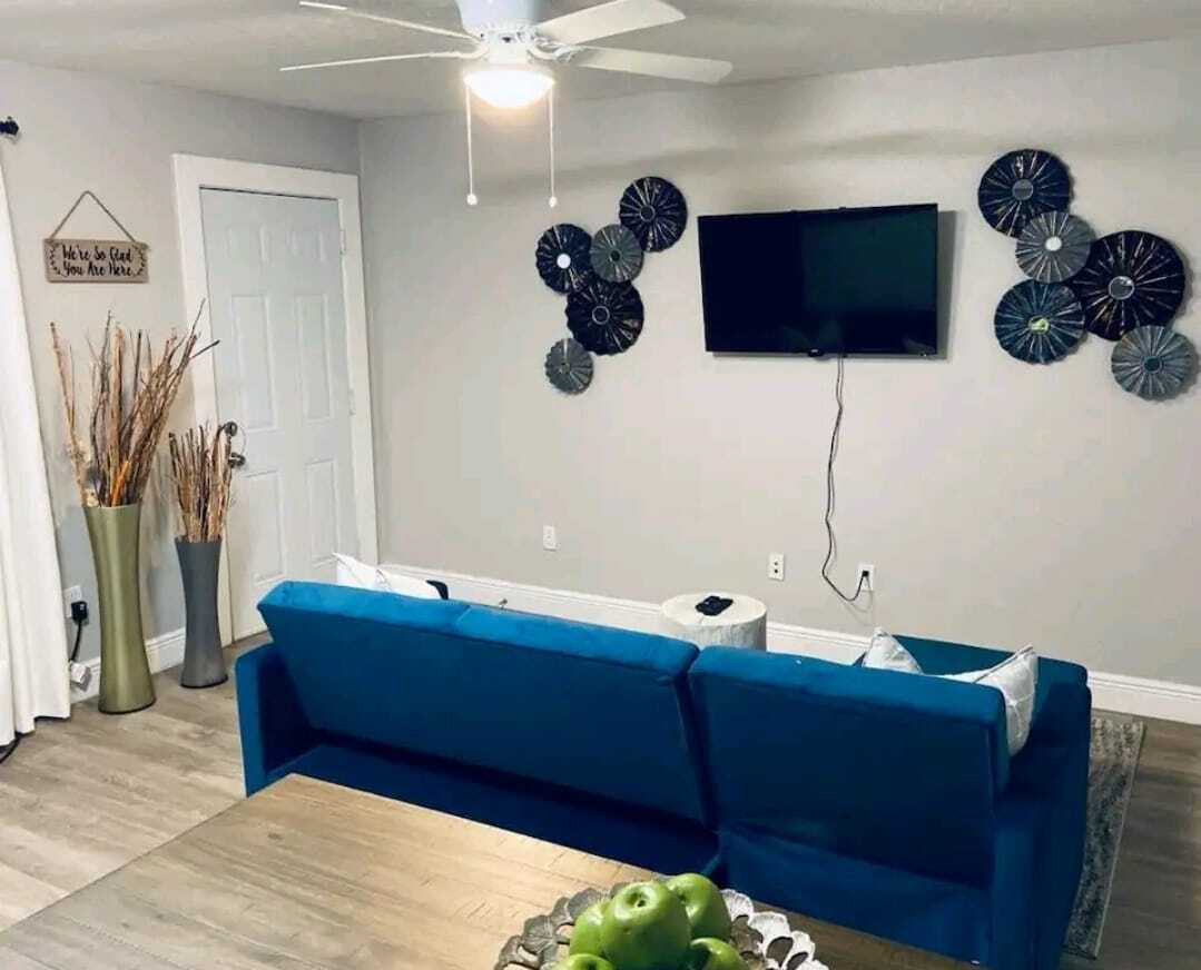 Building Photo - 921 W Penfield St