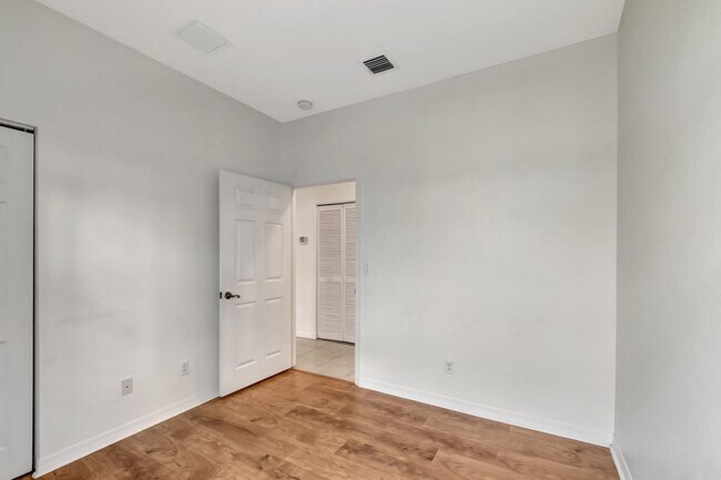 Building Photo - 3070 Grandiflora Dr