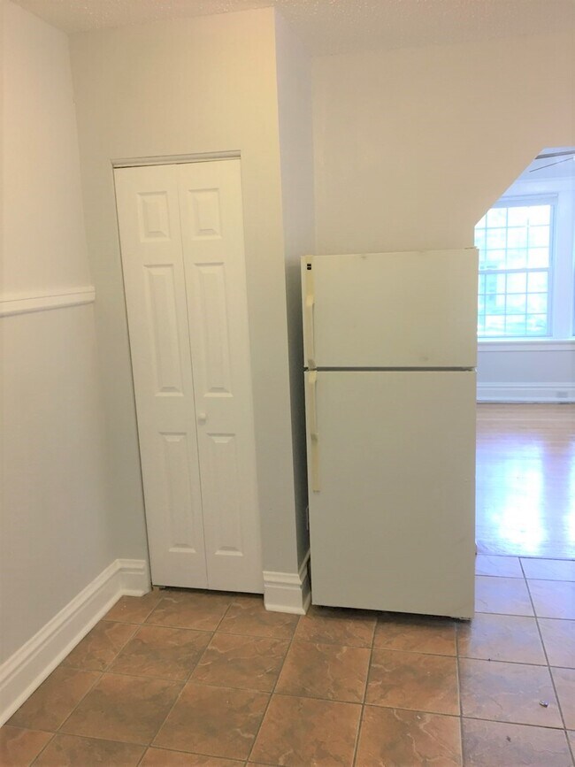 Kitchenette - 4540 Flad Ave