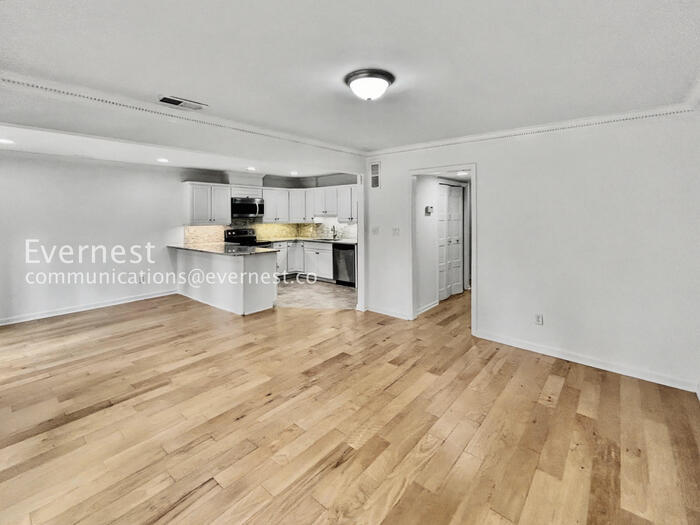 Building Photo - 438 The North Chace