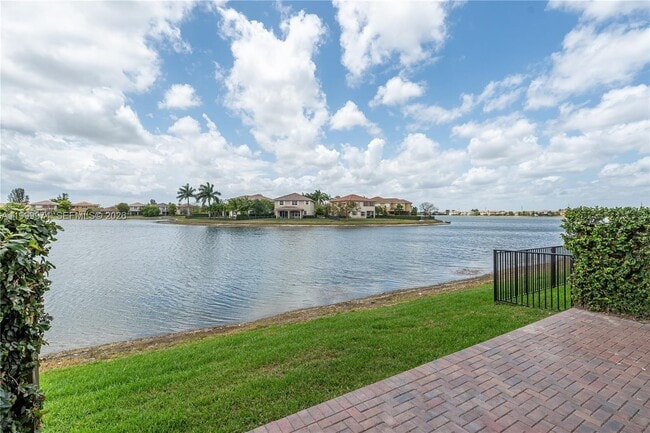 Building Photo - 8435 Lakeview Trail