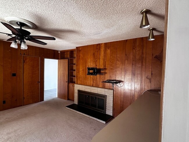 Building Photo - HOUSE