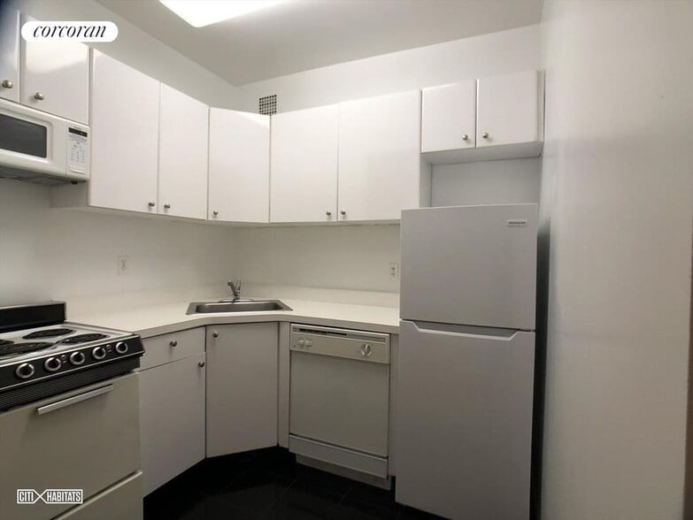 Building Photo - 117 W 58th St